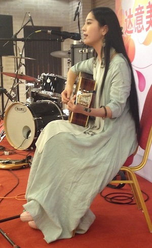 WingNewYearPartyBeutifulSinger.JPG