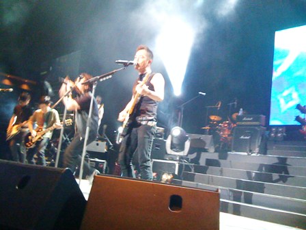 SingaporePaulSinging.JPG
